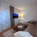 Апартамент Host2u Belvedere - In - Out - Free Parking *